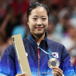 노란 수영복에 섹시한 몸매 어필하는 존예 처자