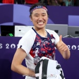 노란 수영복에 섹시한 몸매 어필하는 존예 처자