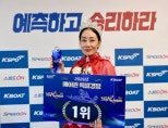 노란 수영복에 섹시한 몸매 어필하는 존예 처자
