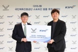 노란 수영복에 섹시한 몸매 어필하는 존예 처자