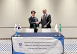 노란 수영복에 섹시한 몸매 어필하는 존예 처자