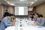 노란 수영복에 섹시한 몸매 어필하는 존예 처자