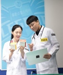 노란 수영복에 섹시한 몸매 어필하는 존예 처자