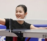 노란 수영복에 섹시한 몸매 어필하는 존예 처자