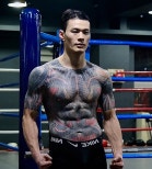 노란 수영복에 섹시한 몸매 어필하는 존예 처자