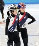 노란 수영복에 섹시한 몸매 어필하는 존예 처자