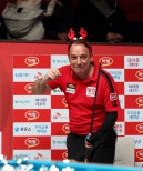 노란 수영복에 섹시한 몸매 어필하는 존예 처자