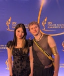 노란 수영복에 섹시한 몸매 어필하는 존예 처자