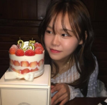 노란 수영복에 섹시한 몸매 어필하는 존예 처자