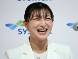 노란 수영복에 섹시한 몸매 어필하는 존예 처자