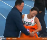 노란 수영복에 섹시한 몸매 어필하는 존예 처자