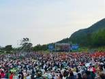 노란 수영복에 섹시한 몸매 어필하는 존예 처자