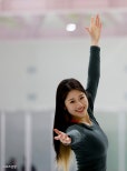 노란 수영복에 섹시한 몸매 어필하는 존예 처자