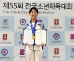 노란 수영복에 섹시한 몸매 어필하는 존예 처자