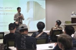 노란 수영복에 섹시한 몸매 어필하는 존예 처자