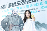 노란 수영복에 섹시한 몸매 어필하는 존예 처자
