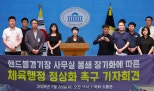 노란 수영복에 섹시한 몸매 어필하는 존예 처자