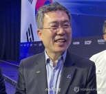 노란 수영복에 섹시한 몸매 어필하는 존예 처자