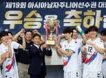 노란 수영복에 섹시한 몸매 어필하는 존예 처자