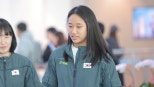 노란 수영복에 섹시한 몸매 어필하는 존예 처자