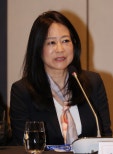 노란 수영복에 섹시한 몸매 어필하는 존예 처자