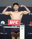 노란 수영복에 섹시한 몸매 어필하는 존예 처자