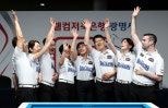 노란 수영복에 섹시한 몸매 어필하는 존예 처자