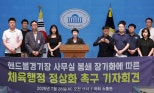 노란 수영복에 섹시한 몸매 어필하는 존예 처자