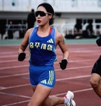 노란 수영복에 섹시한 몸매 어필하는 존예 처자