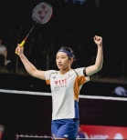 노란 수영복에 섹시한 몸매 어필하는 존예 처자