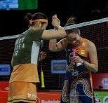 노란 수영복에 섹시한 몸매 어필하는 존예 처자