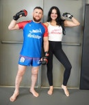 노란 수영복에 섹시한 몸매 어필하는 존예 처자