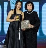 노란 수영복에 섹시한 몸매 어필하는 존예 처자