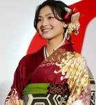 노란 수영복에 섹시한 몸매 어필하는 존예 처자