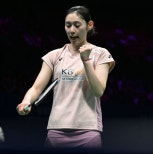 노란 수영복에 섹시한 몸매 어필하는 존예 처자