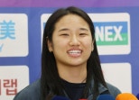 노란 수영복에 섹시한 몸매 어필하는 존예 처자