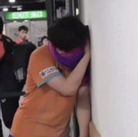 노란 수영복에 섹시한 몸매 어필하는 존예 처자