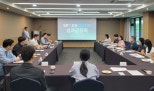 노란 수영복에 섹시한 몸매 어필하는 존예 처자