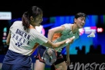 노란 수영복에 섹시한 몸매 어필하는 존예 처자