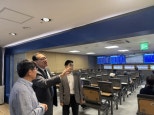 노란 수영복에 섹시한 몸매 어필하는 존예 처자