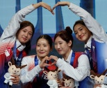 노란 수영복에 섹시한 몸매 어필하는 존예 처자