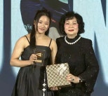 노란 수영복에 섹시한 몸매 어필하는 존예 처자