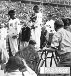 노란 수영복에 섹시한 몸매 어필하는 존예 처자