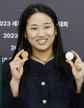 노란 수영복에 섹시한 몸매 어필하는 존예 처자