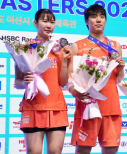 노란 수영복에 섹시한 몸매 어필하는 존예 처자