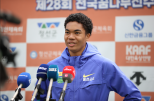 노란 수영복에 섹시한 몸매 어필하는 존예 처자