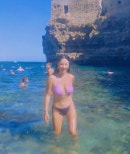 노란 수영복에 섹시한 몸매 어필하는 존예 처자