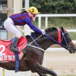 노란 수영복에 섹시한 몸매 어필하는 존예 처자