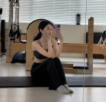 노란 수영복에 섹시한 몸매 어필하는 존예 처자