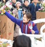 노란 수영복에 섹시한 몸매 어필하는 존예 처자